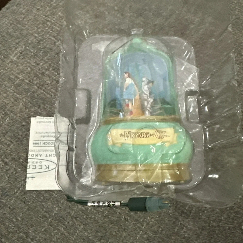 Vintage Hallmark Keepsake Ornament Wizard of Oz Emerald City Magic 1996 QLX7454